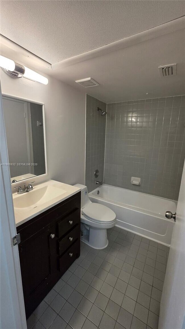 Building Photo - 2881 N Oakland Forest Dr