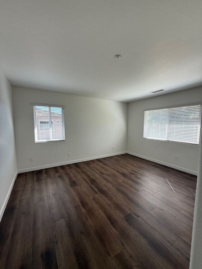 Building Photo - Very Nice 4 bedroom, 3 full bath home in much desired Lakeside neighborhood.