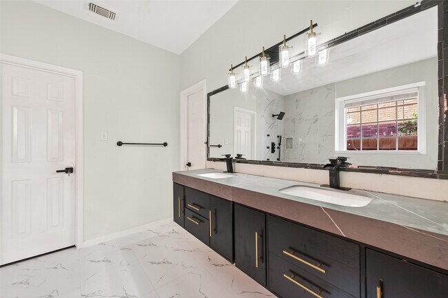 Building Photo - 16410 Fondren Grove Dr