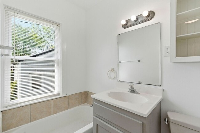 Building Photo - 3 Bedroom | 2 Bathroom | Springfield MO