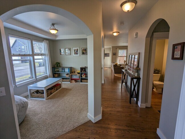 Building Photo - Large 3BD plus bonus rm and den