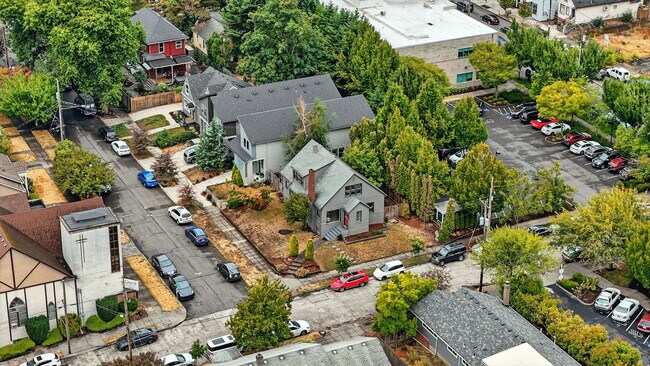 Building Photo - 423 NE 55th Ave