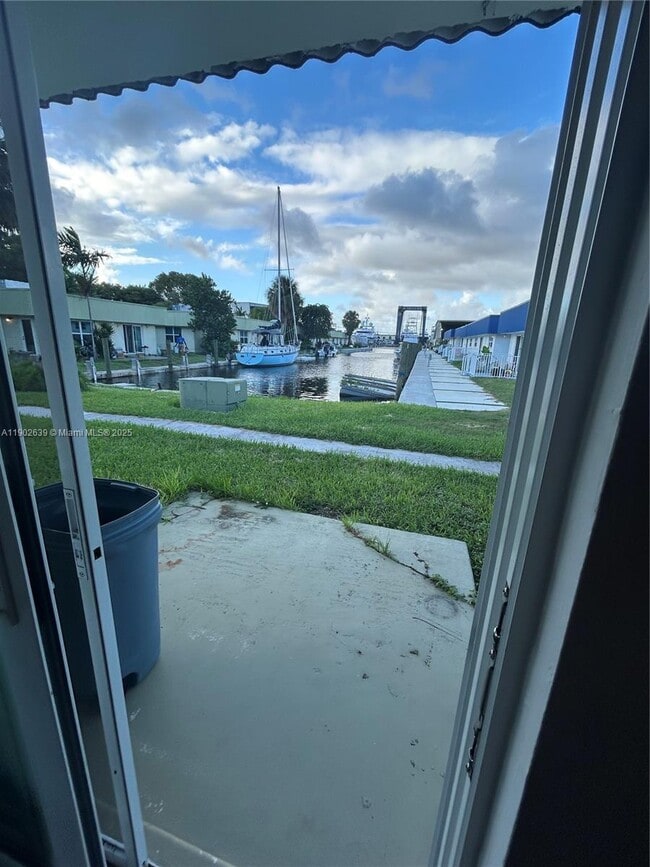 Building Photo - 305 Lewis Ln