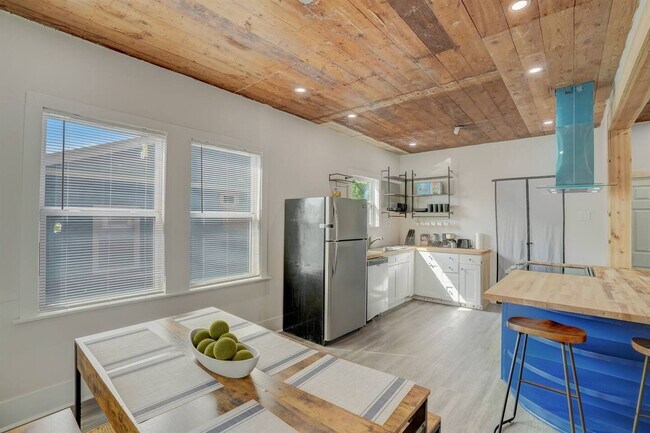 Building Photo - 1311 W French Pl