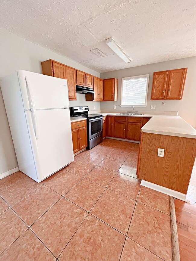 Building Photo - Charming 3 Bedroom Home