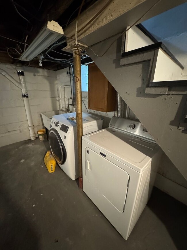 Building Photo - 3 Bedroom 1.5 Bath in Dormont! Off Street ...