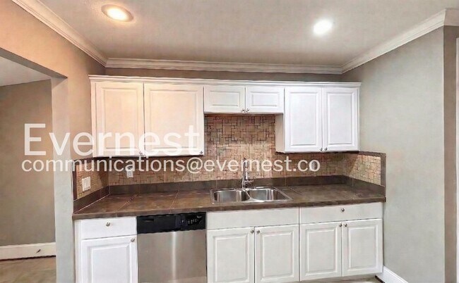 Building Photo - 2102 Vine St