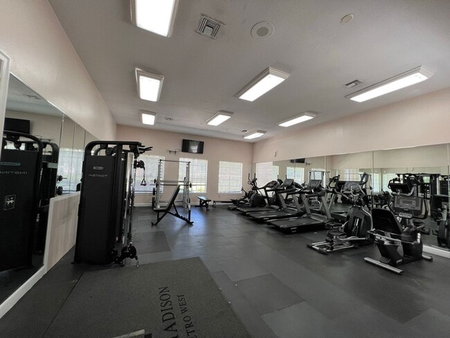 Building Photo - Spacious 1/1 condo!