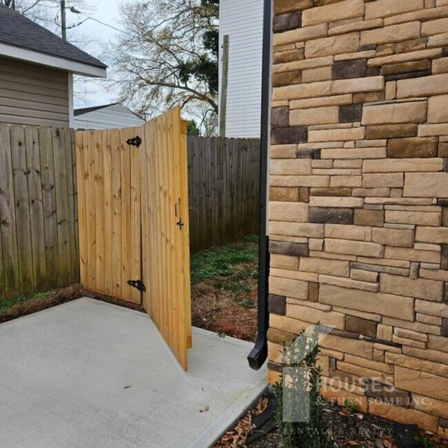 Building Photo - 205 Blackwood St