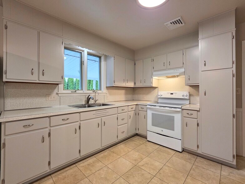 Building Photo - 2 Colonial Ave