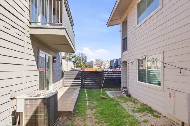Building Photo - Central One Bedroom close to Downtown