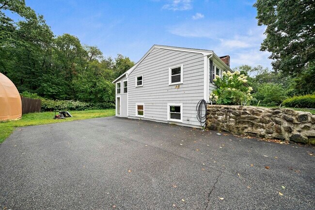 Building Photo - 334 N Main St