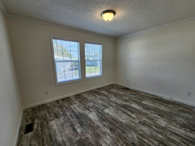 Building Photo - 518 Eland Dr