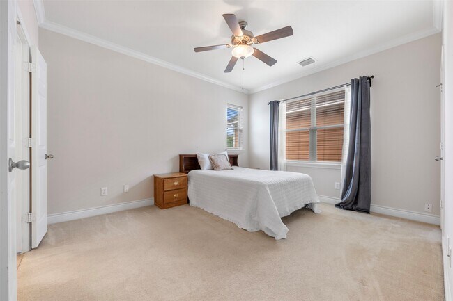 Building Photo - 7138 Sun Village Dr