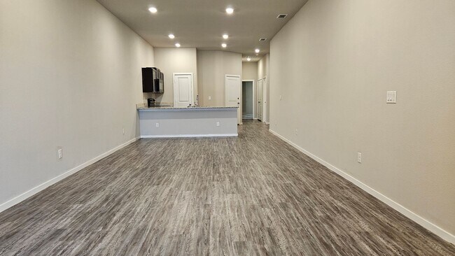 Building Photo - Charming Townhome!