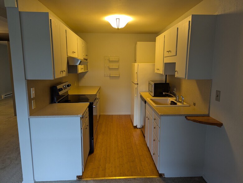 Building Photo - 922 100th Ave NE