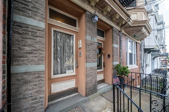 Building Photo - 27 Thorne St