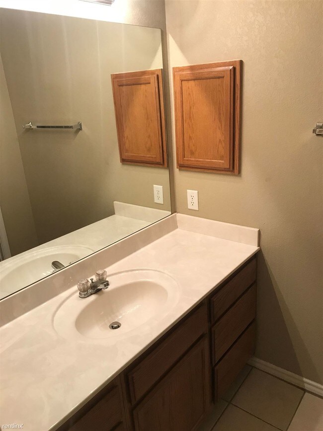 Building Photo - 4 br, 2 bath Duplex - 1103 Neff St 1103 Ne...