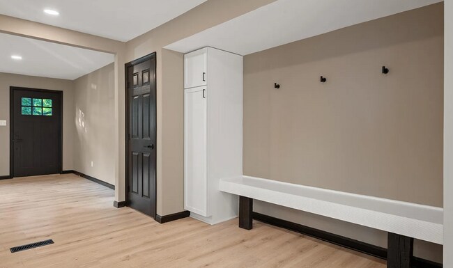 Building Photo - Spacious 3 bedroom home