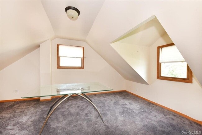 Building Photo - 257 Maple St