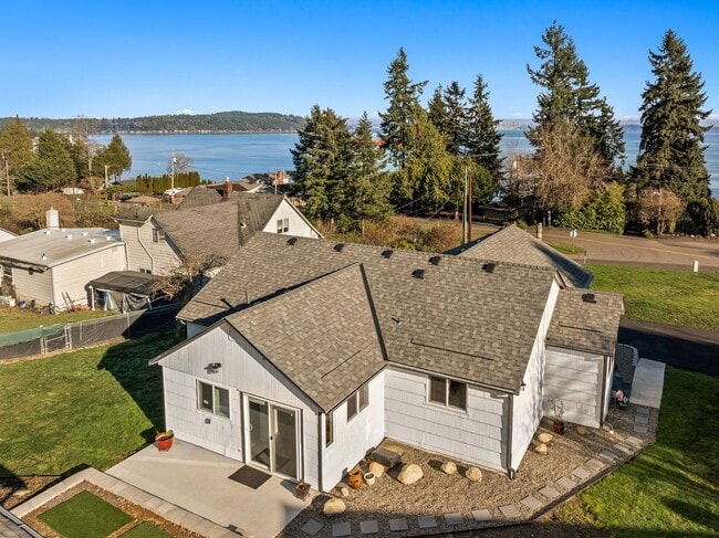 Building Photo - Waterfront Living!