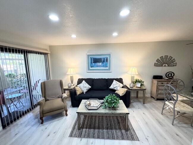 Building Photo - Long Term - Beautifully Updated 1 Bedroom Condo in Palm Springs Villas II