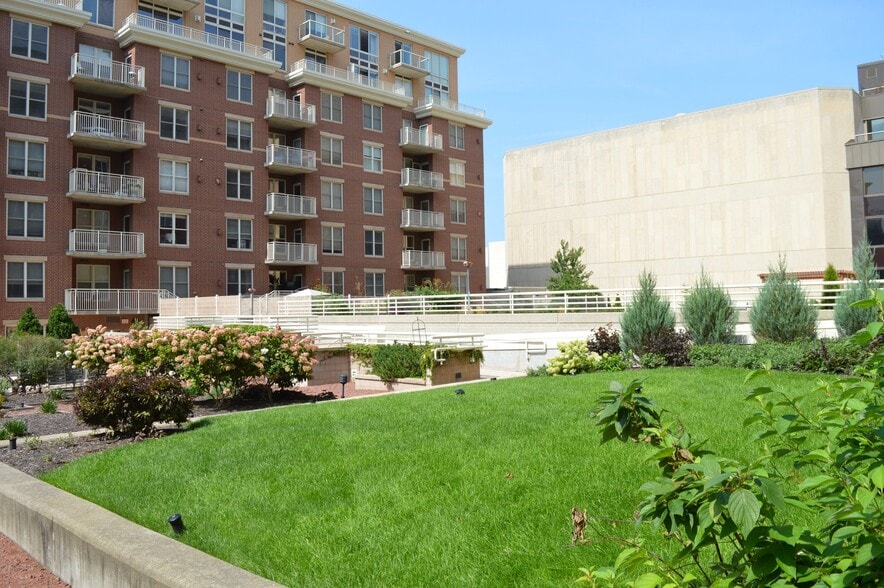 Building Photo - 333 W Mifflin St