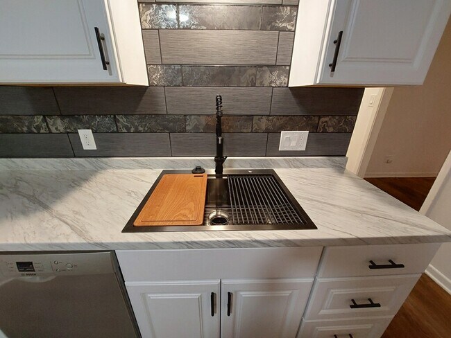 Building Photo - 335 Valley Dr