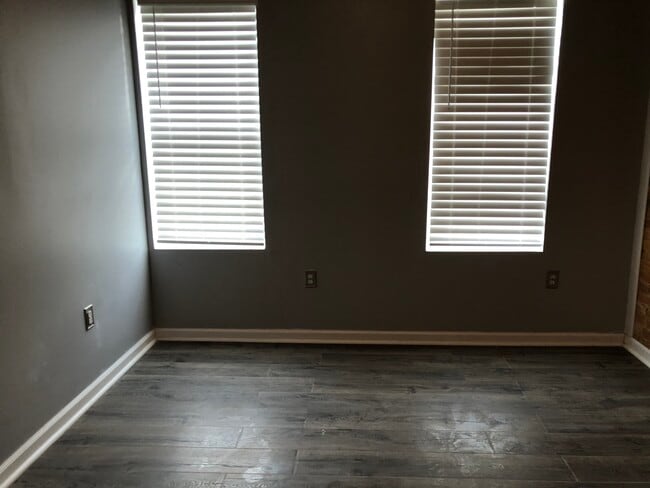 Building Photo - 405 S Vincent St