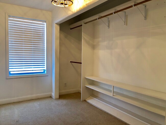 Building Photo - Updated 3 Bedroom Townhome - Edmondson/Hun...