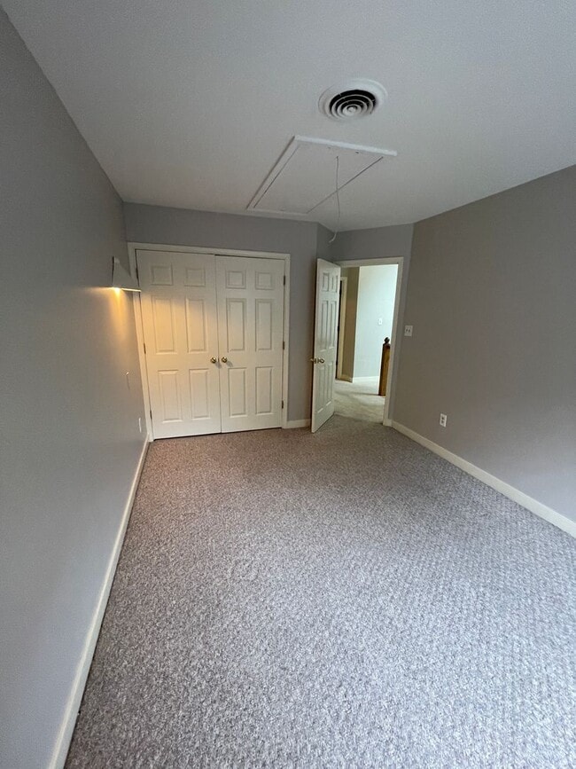 Building Photo - Large 2 Bedroom, 2.5 Bath Townhouse - Autu...