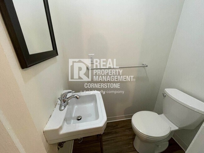 Building Photo - Move In Ready Townhome