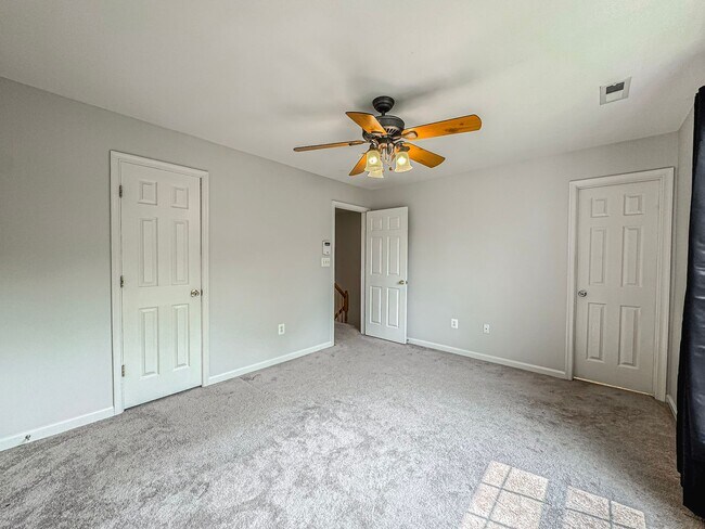 Building Photo - Gorgeous 3 Bed 2.5 Bath Interior Townhome ...