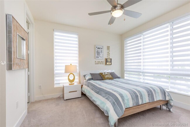 Building Photo - 6611 NW 105th Pl