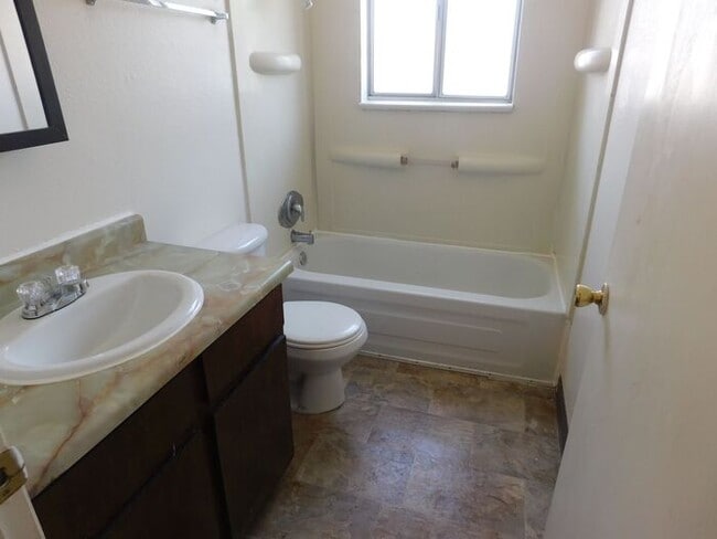 Building Photo - 3 Bed 2 Bath Townhome