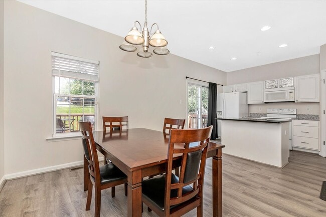 Building Photo - Twin Arch