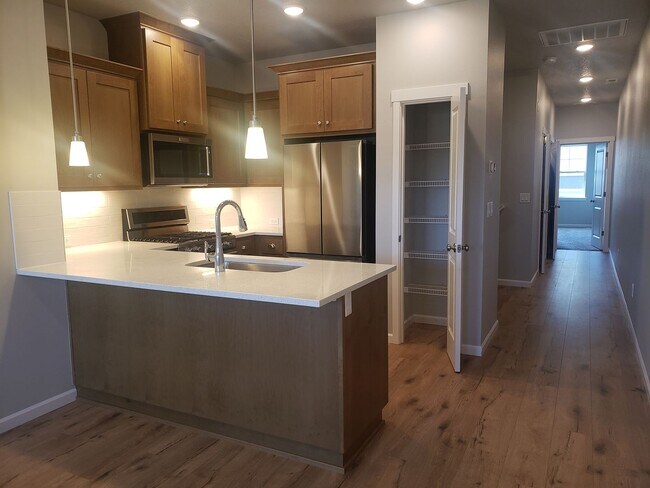 Building Photo - Reed's Crossing 2 bed/2.5 bath Townhome!