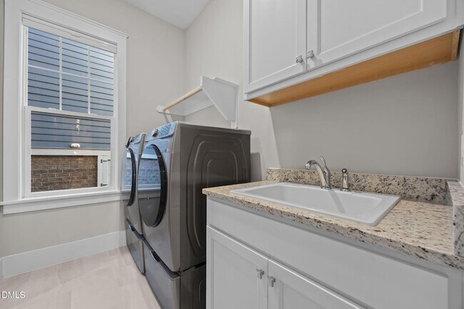 Building Photo - 916 Noisette Ct