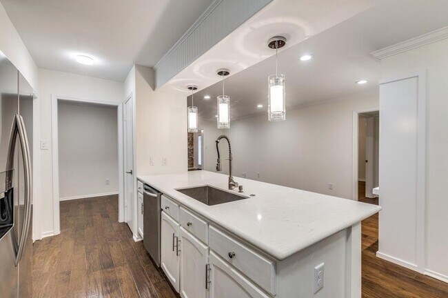 Building Photo - 357 N Post Oak Ln