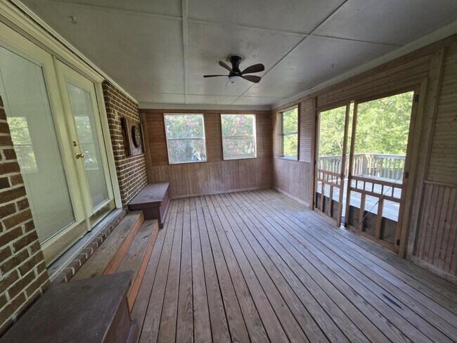 Building Photo - 212 Stratford Dr