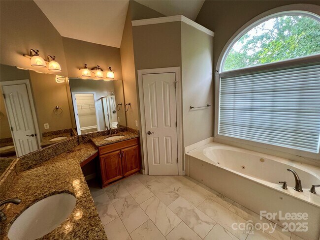 Building Photo - 4432 Shannamara Dr