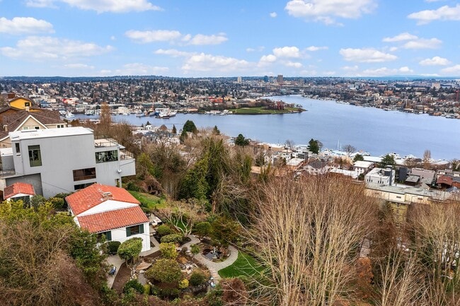 Building Photo - Queen Anne Home