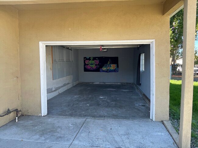 attached garage - 19406 Archwood St