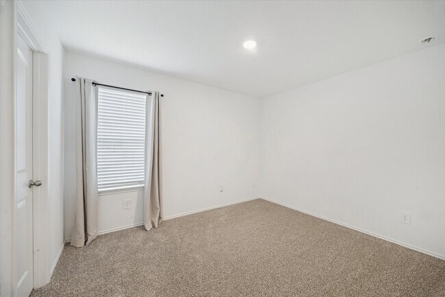 Building Photo - 24725 Mountain Tree Dr