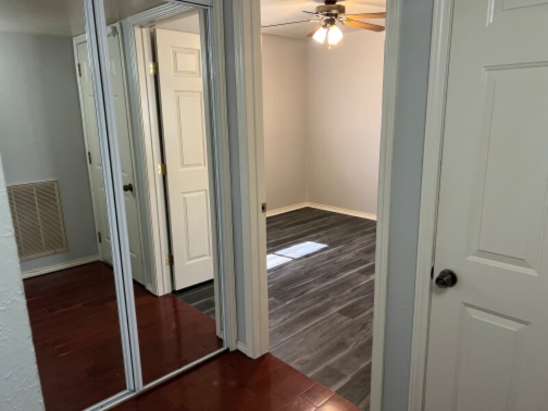 Building Photo - 409 S Holiday Dr