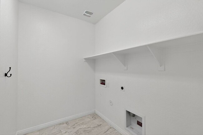 Building Photo - Spacious 4BR House in Goodyear