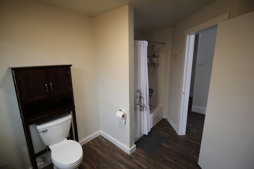 Bathroom - 204 Northeast 5th Avenue