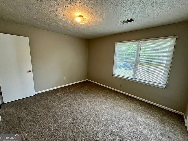 Building Photo - 119 Longview Rd