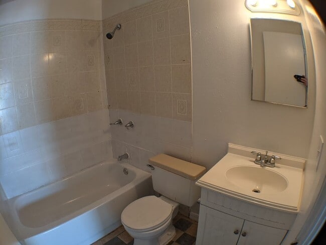 Building Photo - 3 Bedroom, 2 Bathrooms Apartment with Wate...