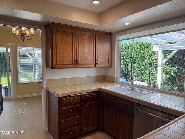 Building Photo - 846 Lindawood St